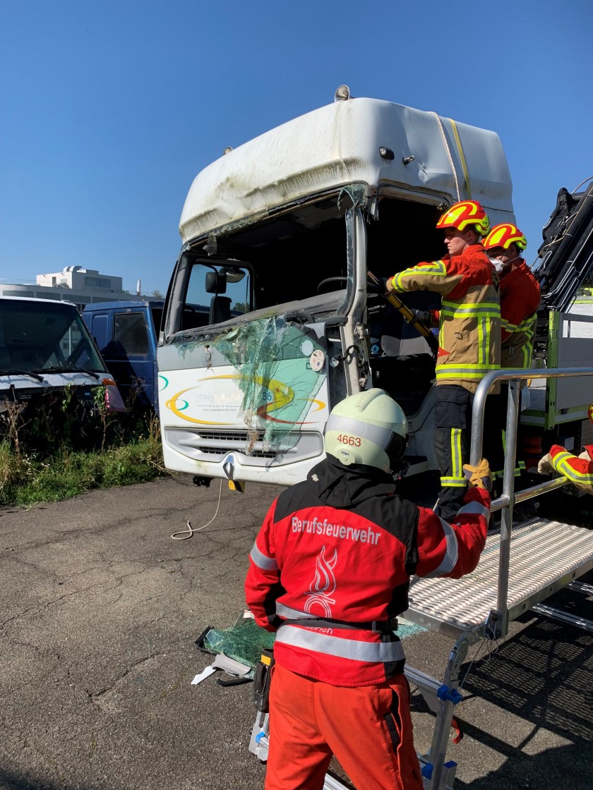 Ein Feuerwehrmann absolviert einen Parcours. 
