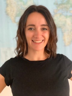 Porträtbild Kursverantwortliche vor einer Wand.