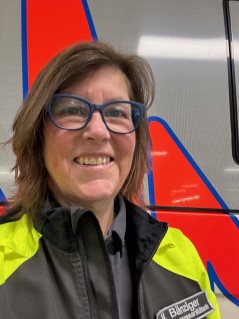 Porträtbild Fachverantwortliche vor neutralem Hintergrund.