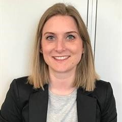 Porträtbild HR-Beraterin vor neutralem Hintergrund.