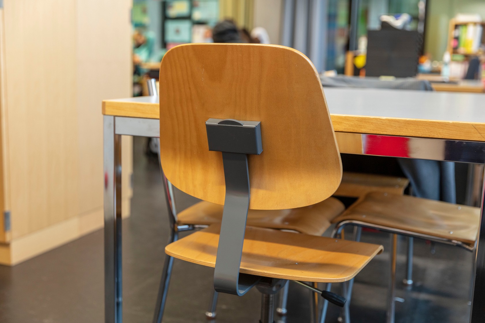 Grossaufnahme eines Schüler*innenstuhls am Pult