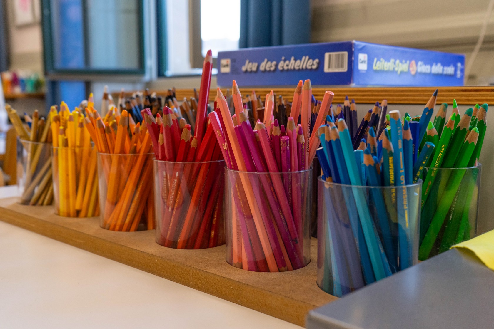 Primarschulkinder am Basteltisch