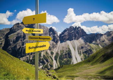 Foto von Berggipfelen mit einem Wegweiser im Vordergrund. Auf dem Wegweiser steht: Neue Autorität, Classroom Management, Schulinseln und ?.