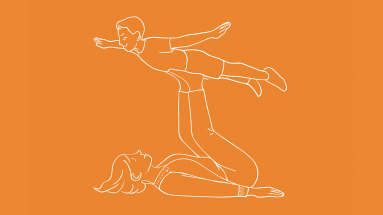 Spielidee Flieger Illustration Frau hebt Kind mit den Beinen für Spielidee Flieger