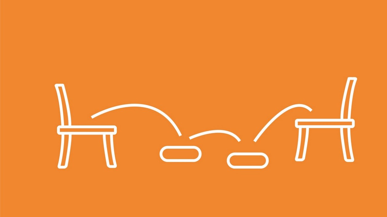 Orange Illustration mit Stühlen und am Boden liegenden Kissen