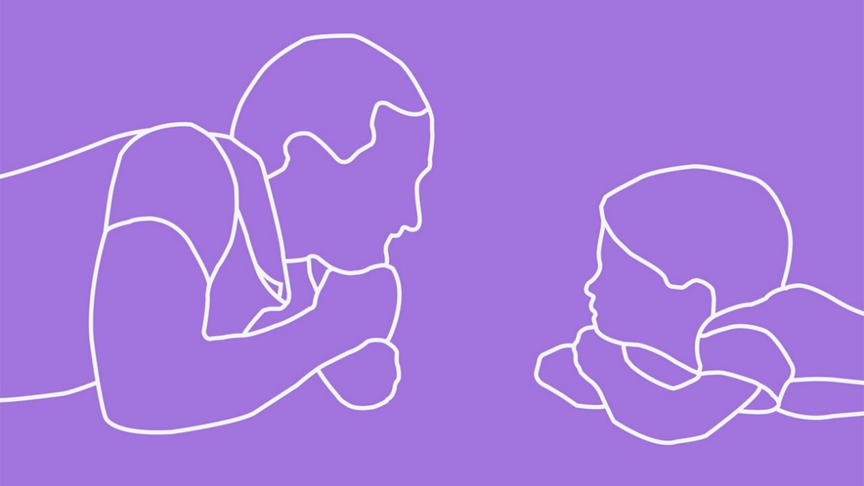 Violette Illustration mit Elternteil und Kind, die einander anschauen