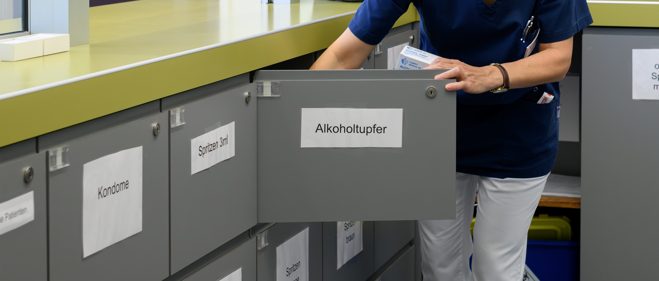 Schachteln mit verschiedenen Kondomen in roter, gelber und grüner Verpackung.