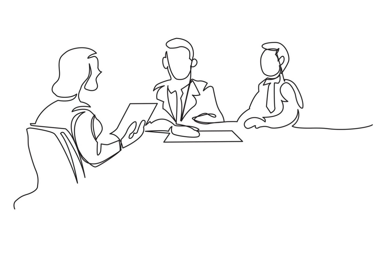Drei Personen sitzen am Tisch und reden