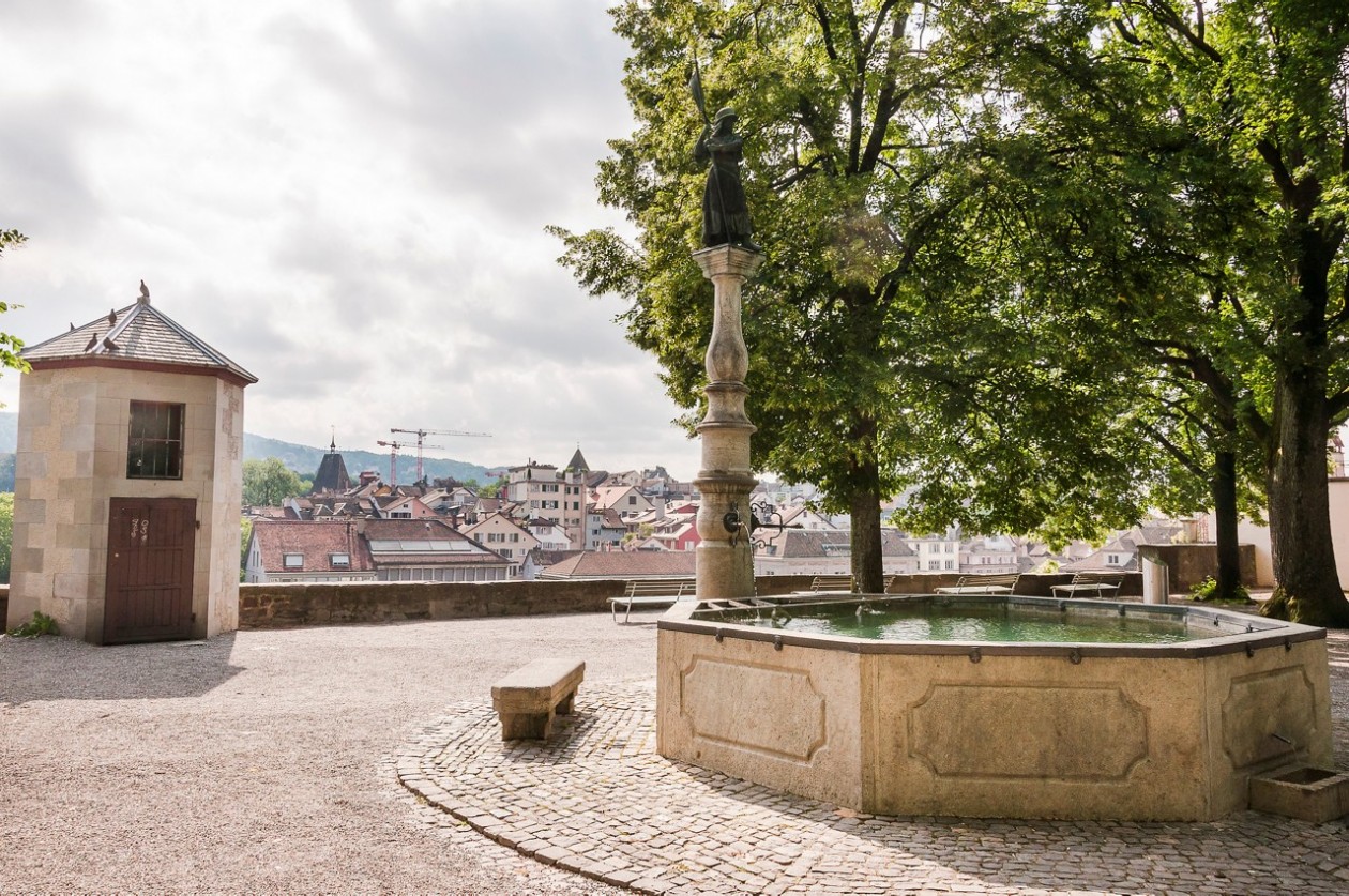 Zürich Lindenhof mit Brunnen