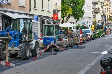 Baulärm Baumaschinen und mobile Geräte auf einer Strasse in Zürich, die vorübergehenden Lärm verursachen.