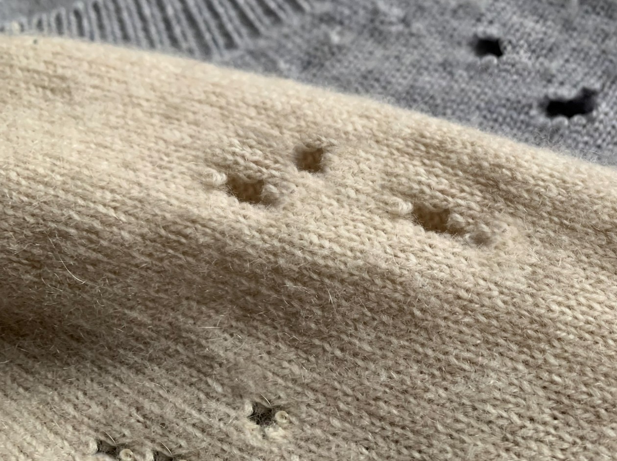 Kleidungsstücke mit Mottenfrassspuren (Löcher) einer Kleidermotte