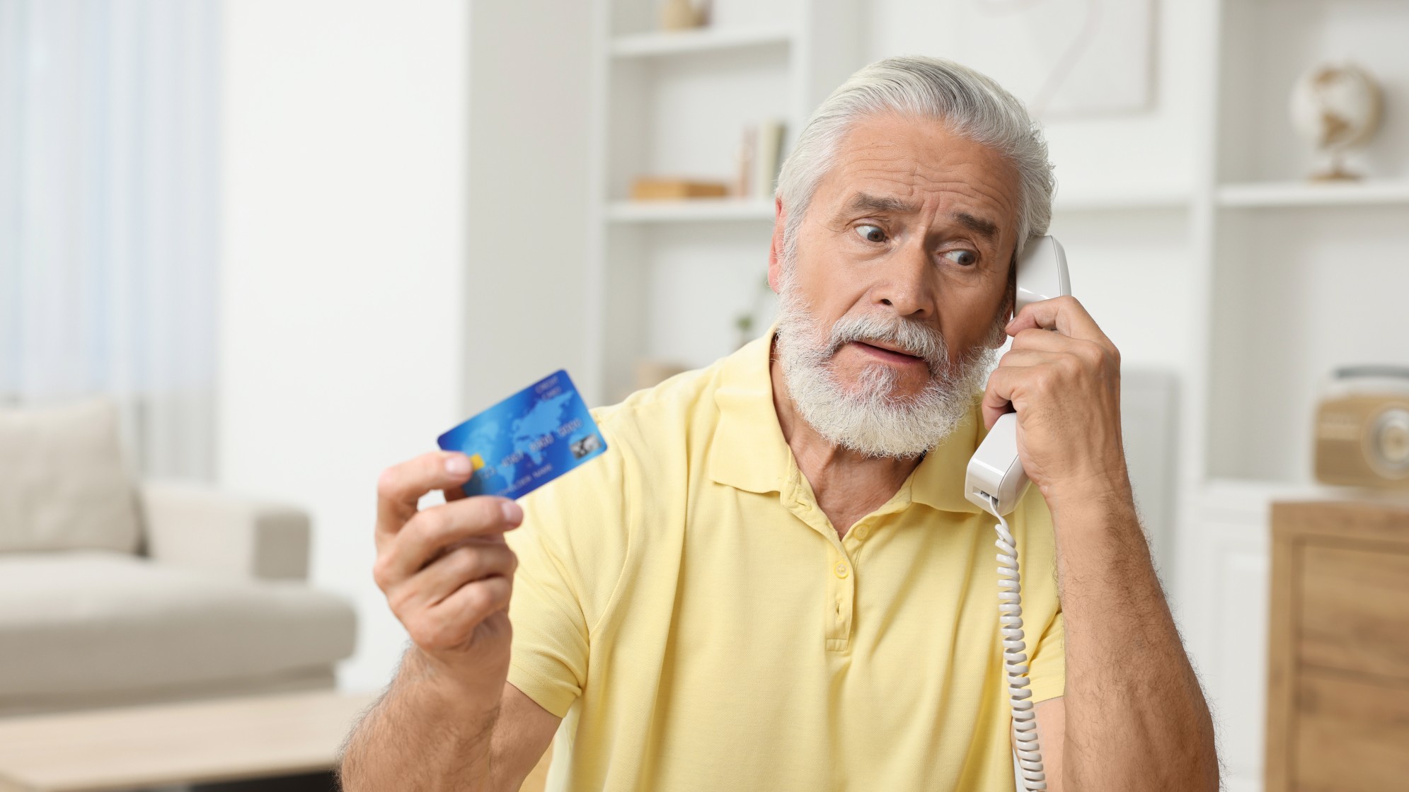 Verzweifelter Senior am Telefon