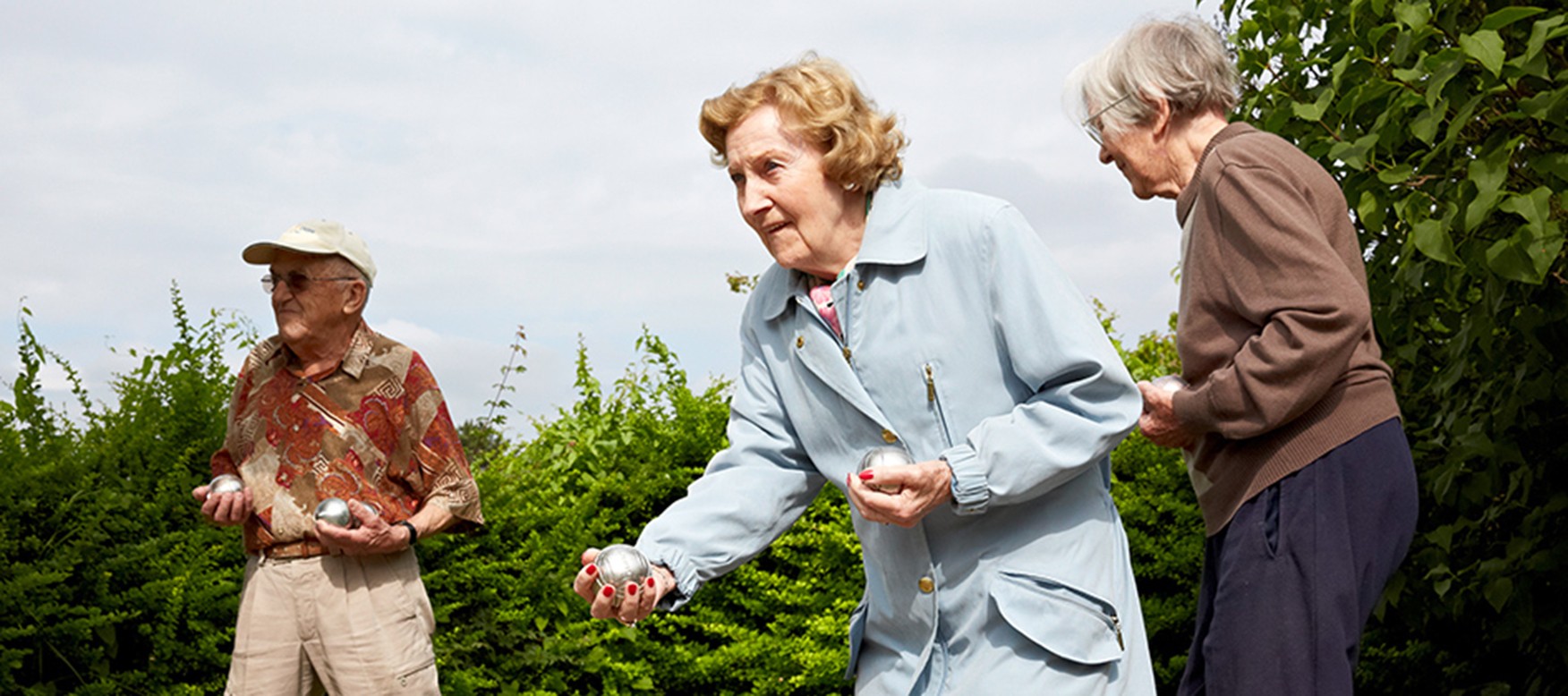 Senior*innen spielen Petanque