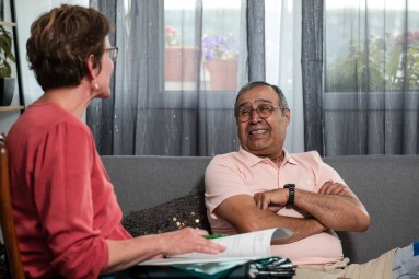 Beratung eines Seniors zuhause