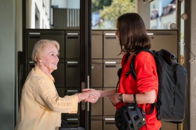 Präventive Beratung zu Hause bei Seniorin