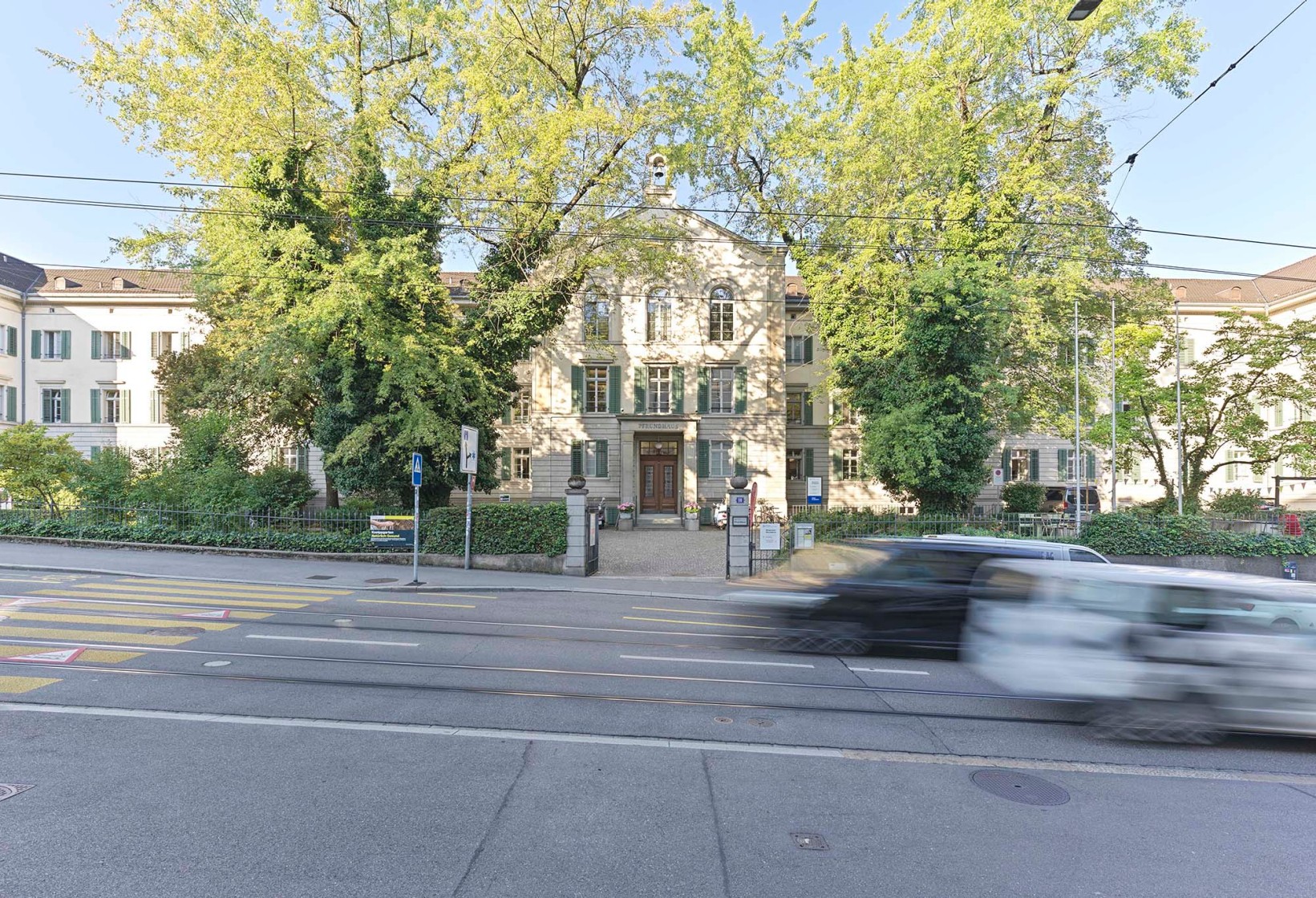 Vorderansicht des Gebäudes mit Bäumen