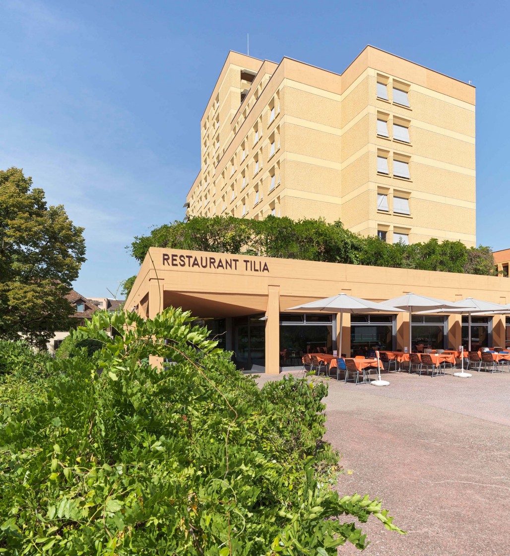 Blick aufs Gebäude und die Gartensitzplätze des Restaurants