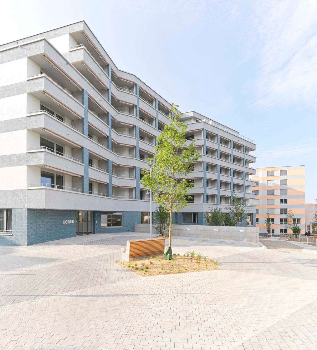 Gebäude und Vorplatz