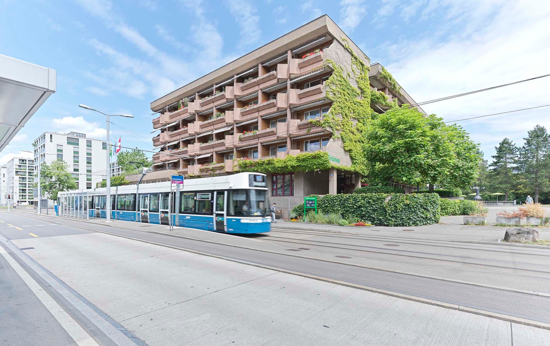 Vor dem Wohngebäude steht ein Tram