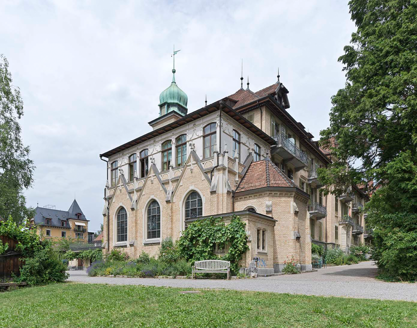 Klus-Park-Gebäude mit Park