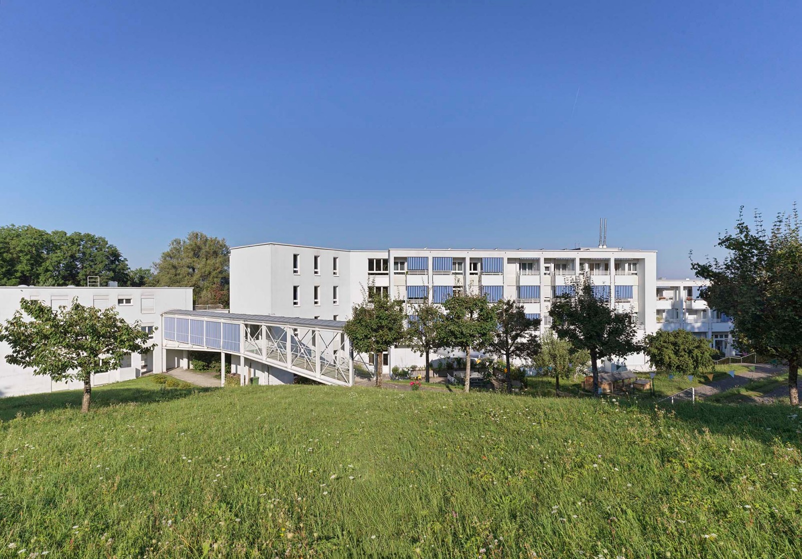 Das Gebäude des Zentrums Rebwies in grüner Umgebung