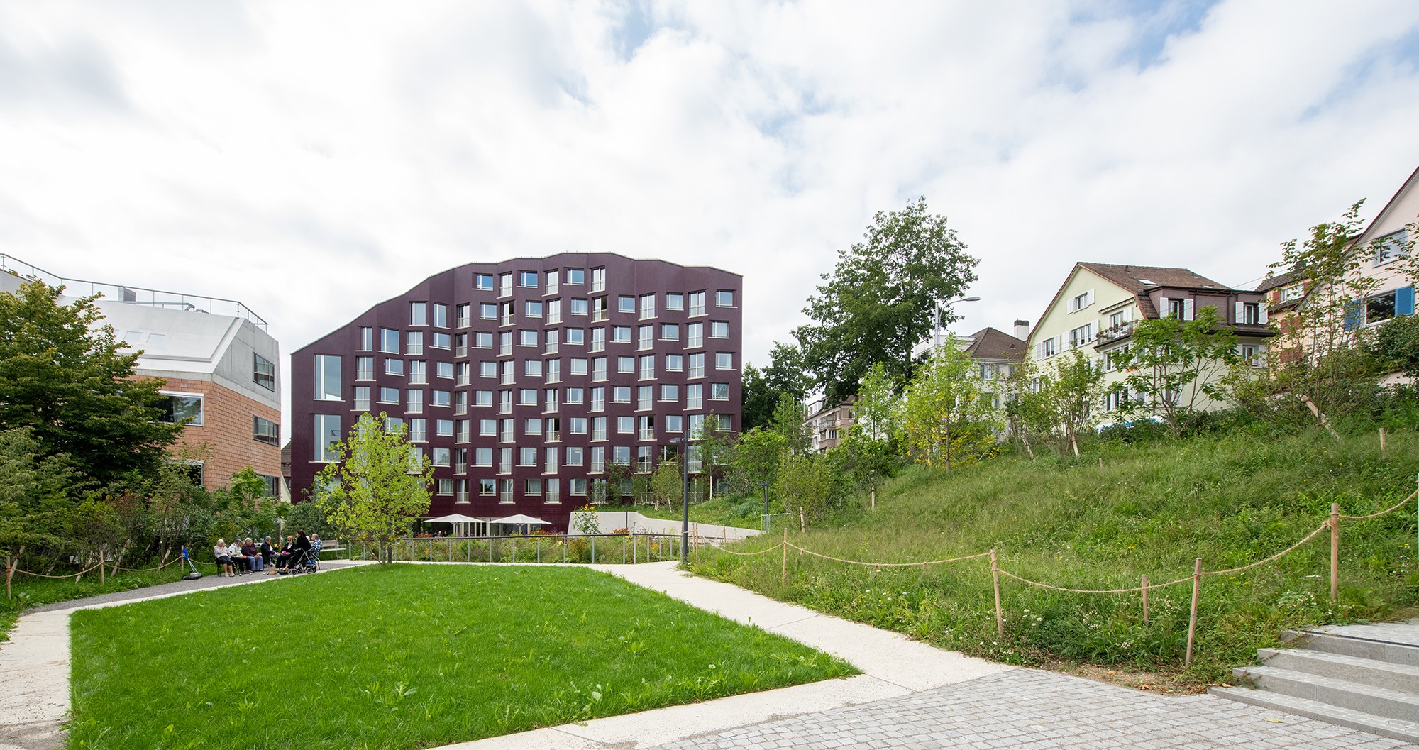 Das Wohngebäude in grüner Umgebung