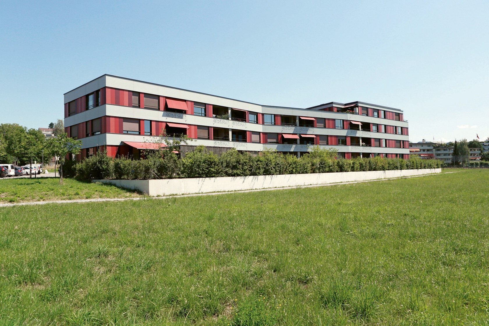 Gebäudeansicht in grüner Umgebung