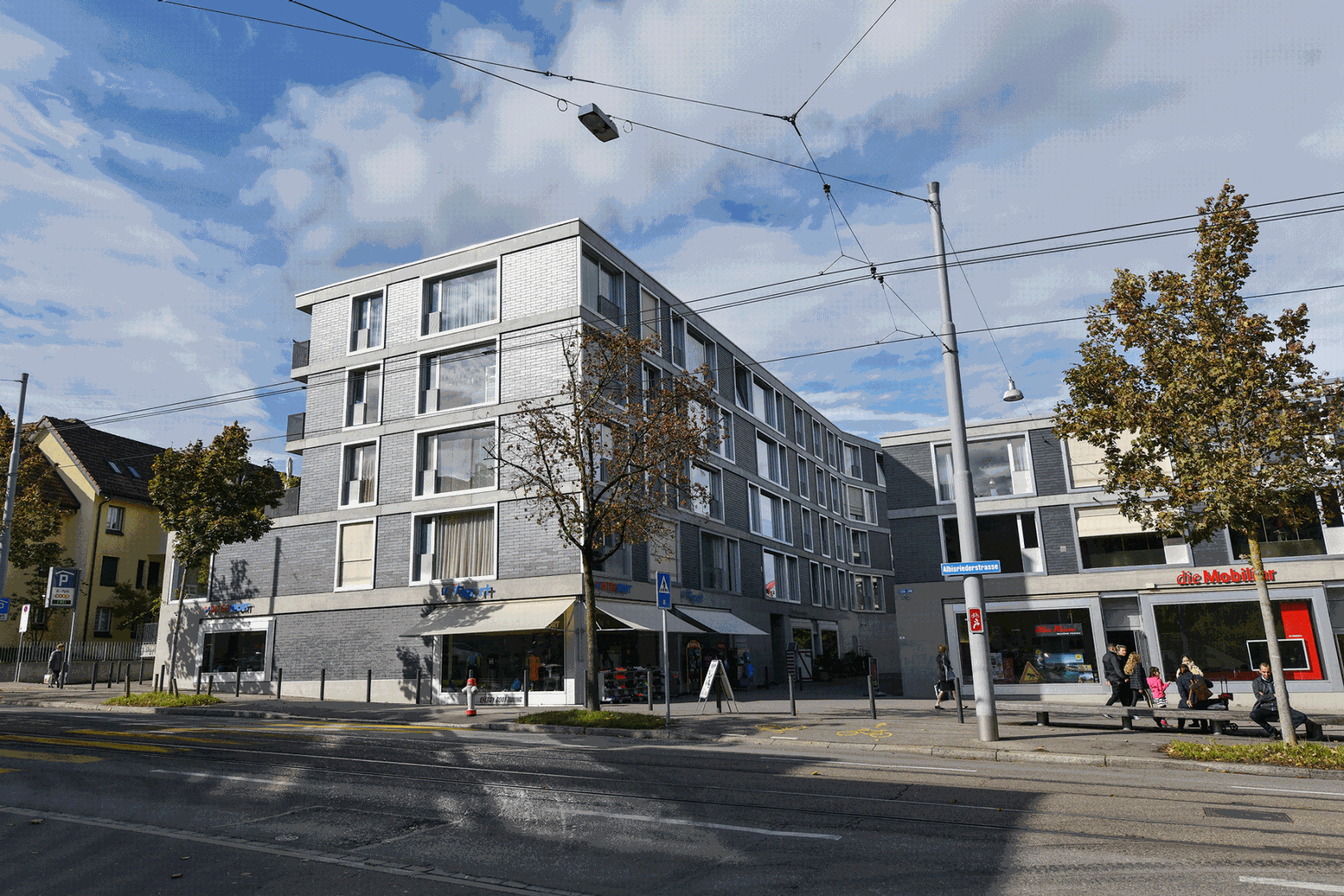 Gebäude mit Strasse und Innenhof von aussen