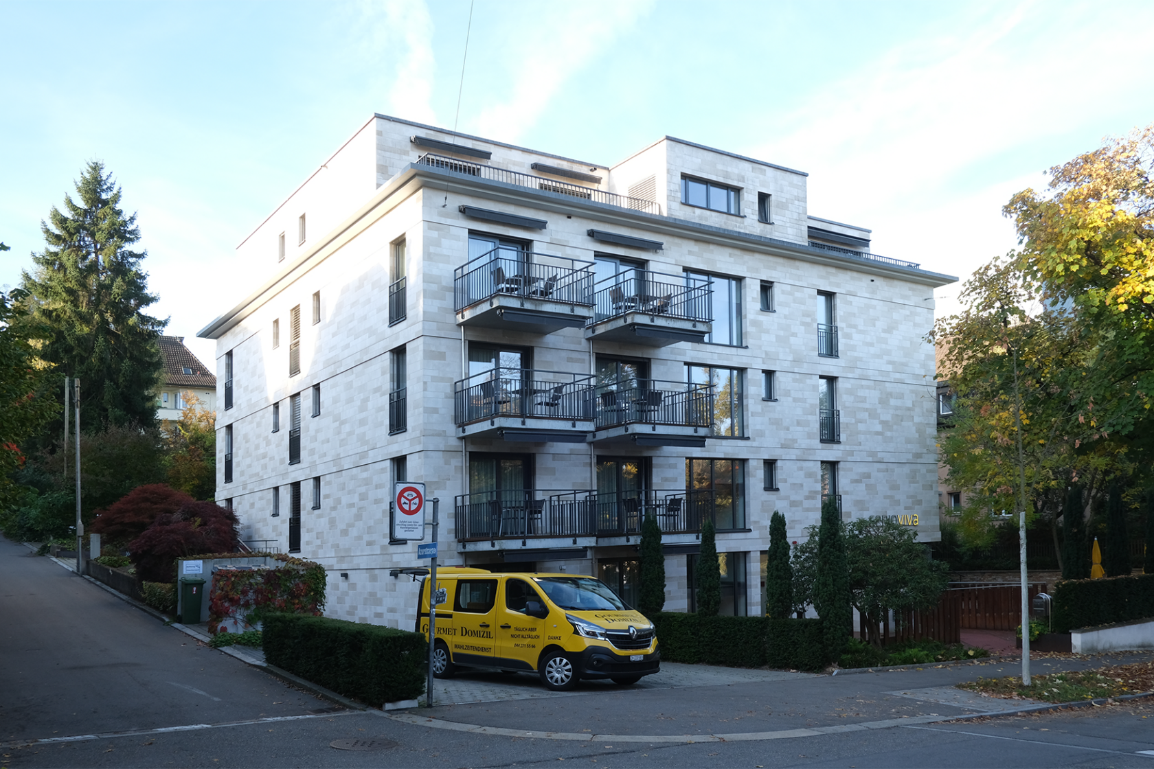 Vorderansicht des Gebäudes