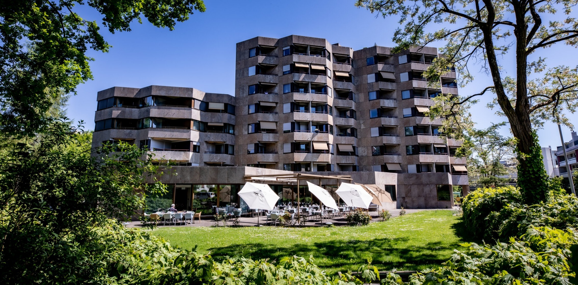 Mehrgeschossiges Gebäude mit Gartenterrasse