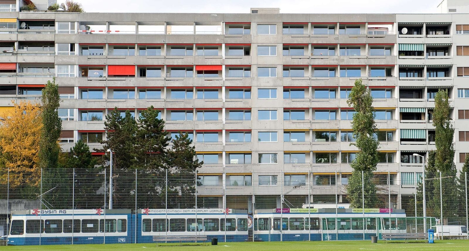 Vor dem Gebäude fährt ein Tram