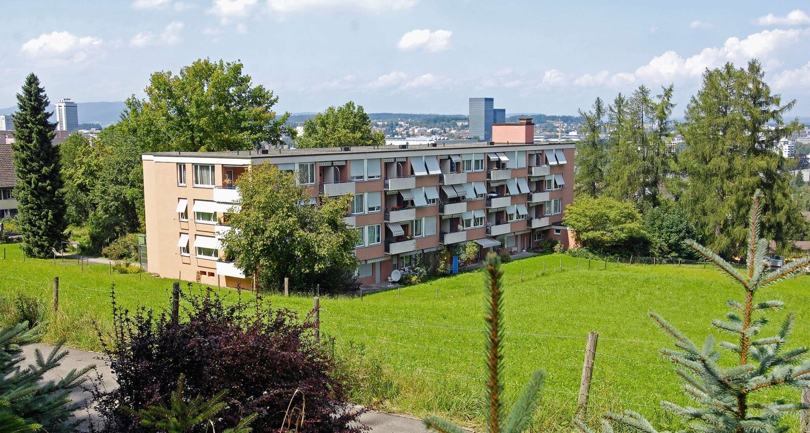 Der Wohnblock liegt im Grünen