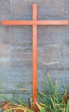 Holzkreuz als Grabmal
