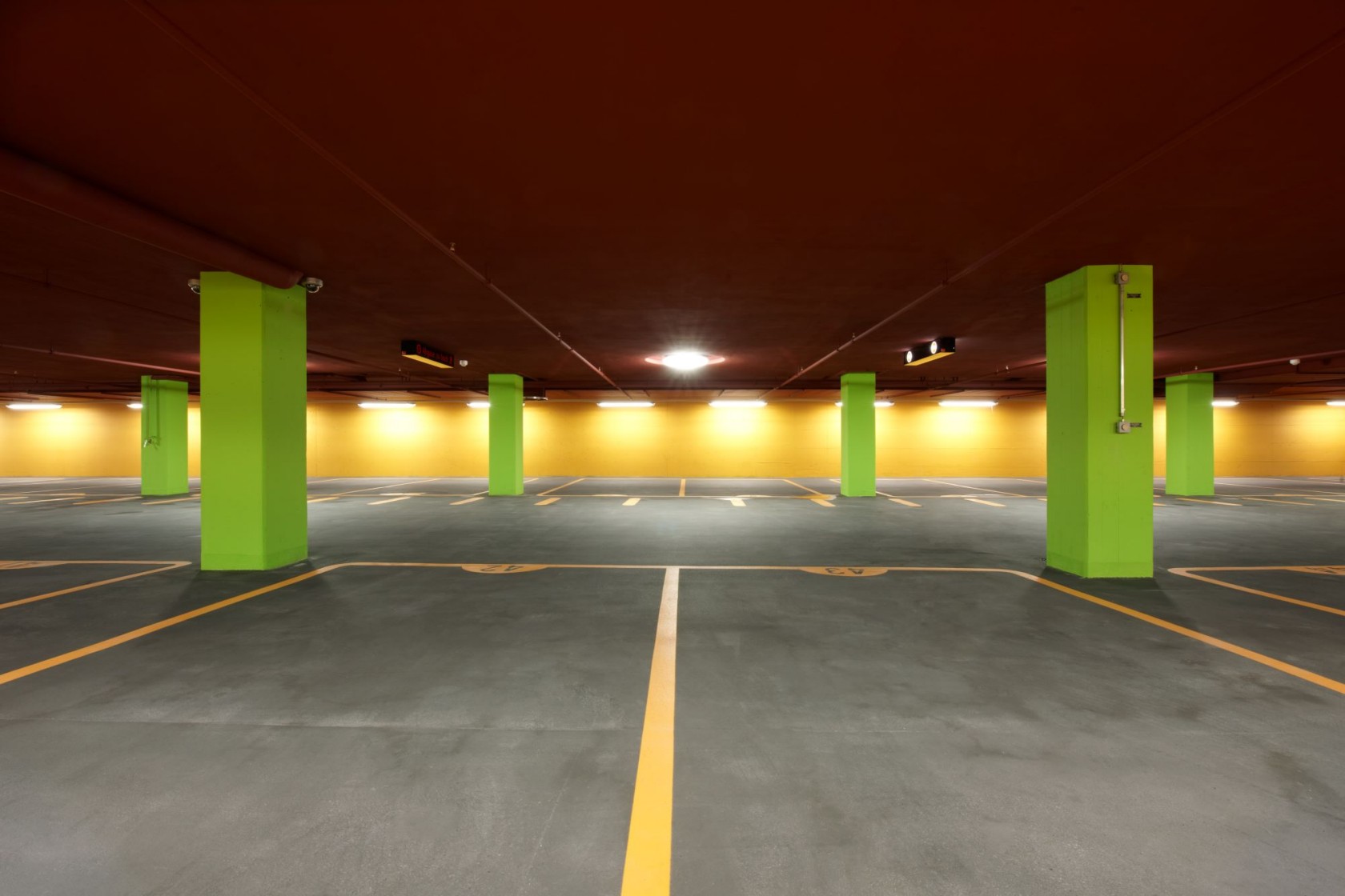 Parkhaus Dorflinde, grüne Säulen vor einer gelben Wand. Foto: Luca Zanier