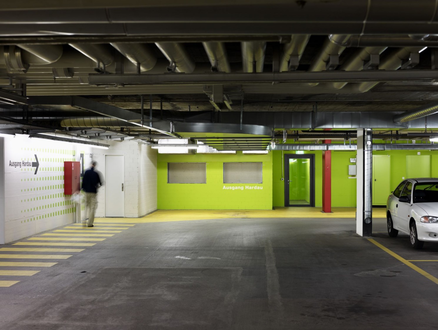 Mann der auf eine grüne Wand zuläuft. Bild: Theodor Stalder