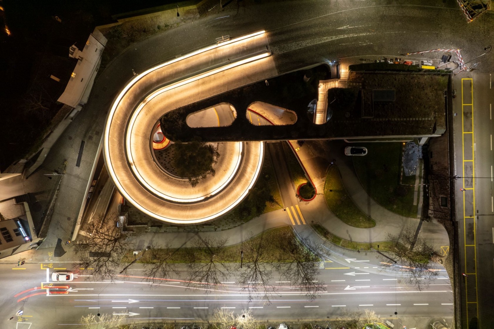 Erleuchteter Weg ins Parkhaus in der Nacht. Bild: Henry Maurer