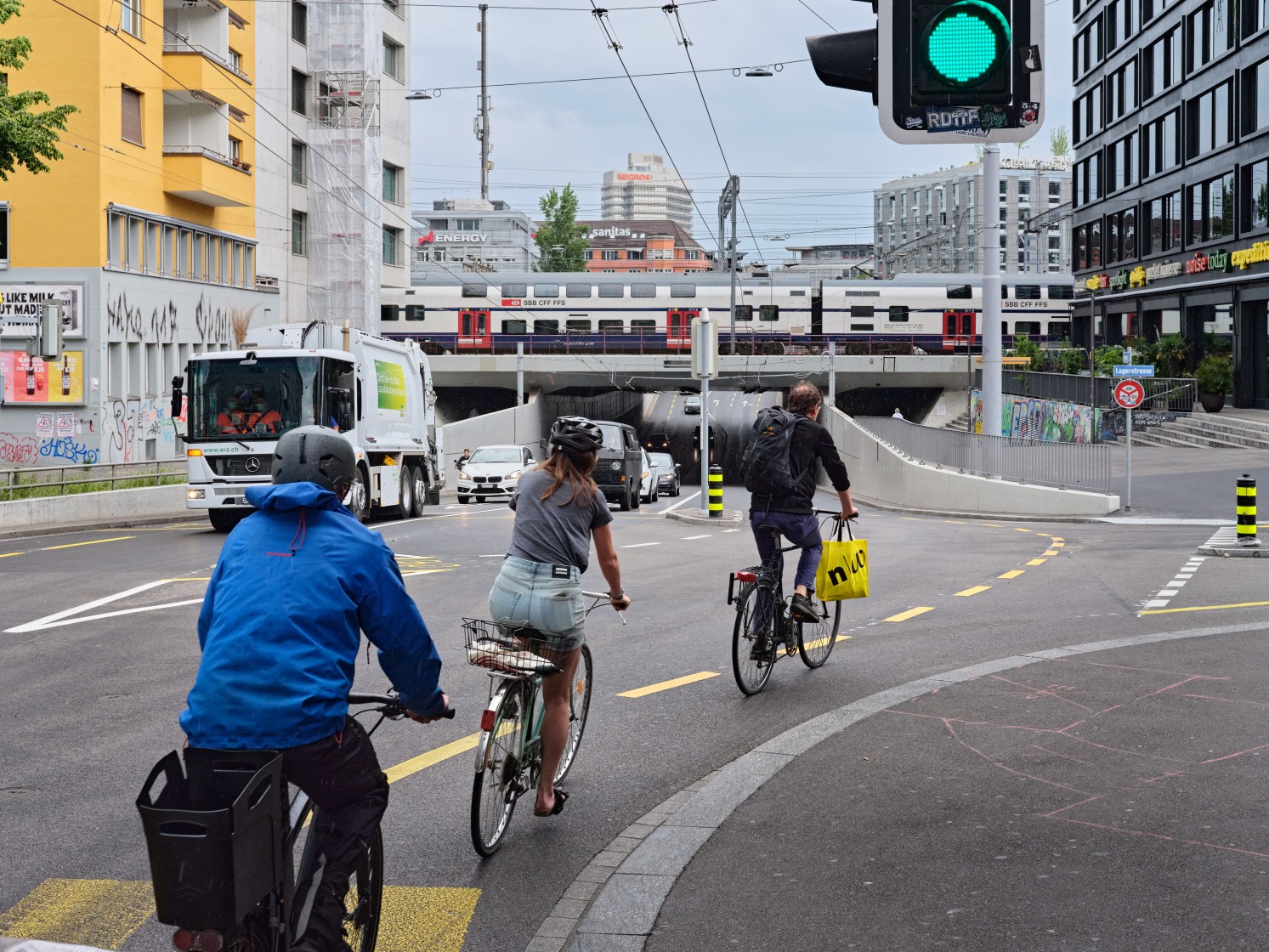 Velofahrerinnen und Velofahrer fahren auf Velowegen durch Zürich.