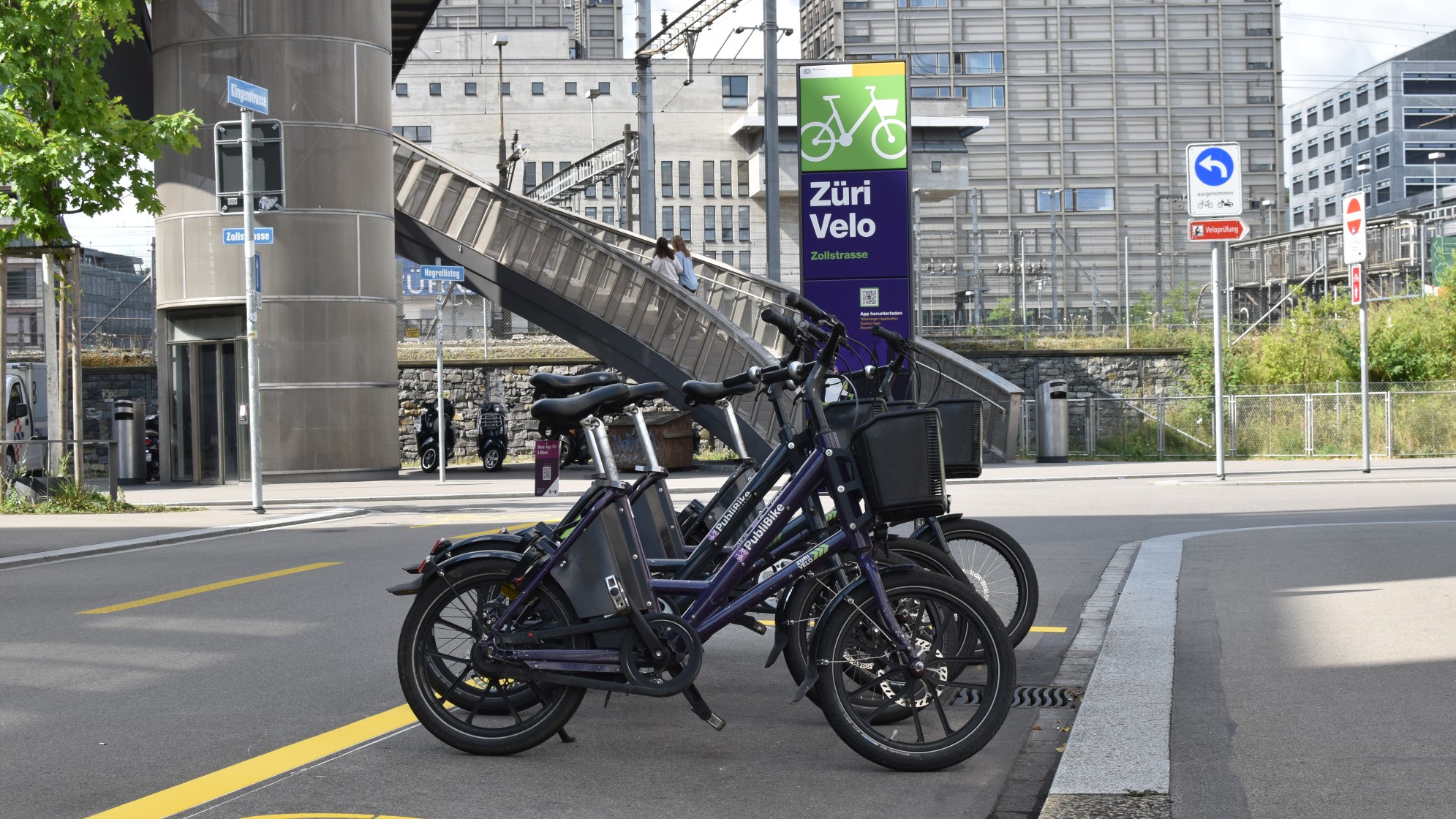 Leihvelos stehen auf einer neuen Züri Velo-Station in der Zollstrasse