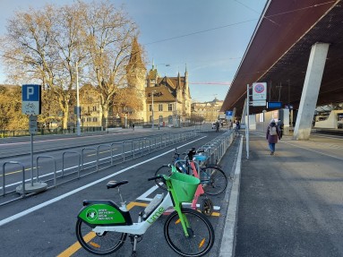 Veloabstellplätze auf der Zollbrücke