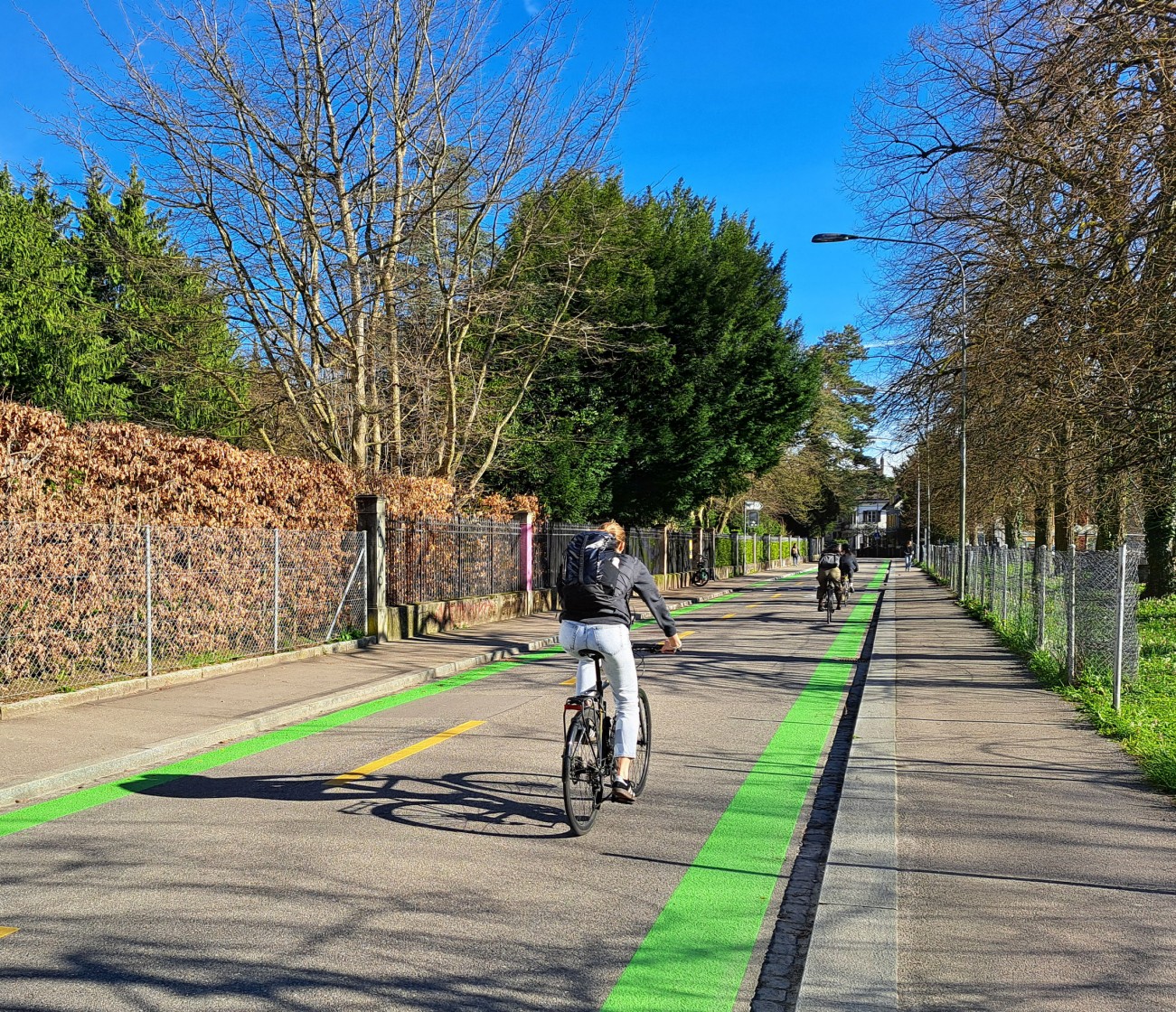 Person fährt auf Zürcher Velovorzugsroute