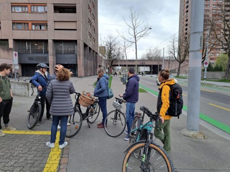 Befahrung der Velovorzugsroute an der Bullingerstrasse Velofahrende diskutieren an der Bullingerstrasse