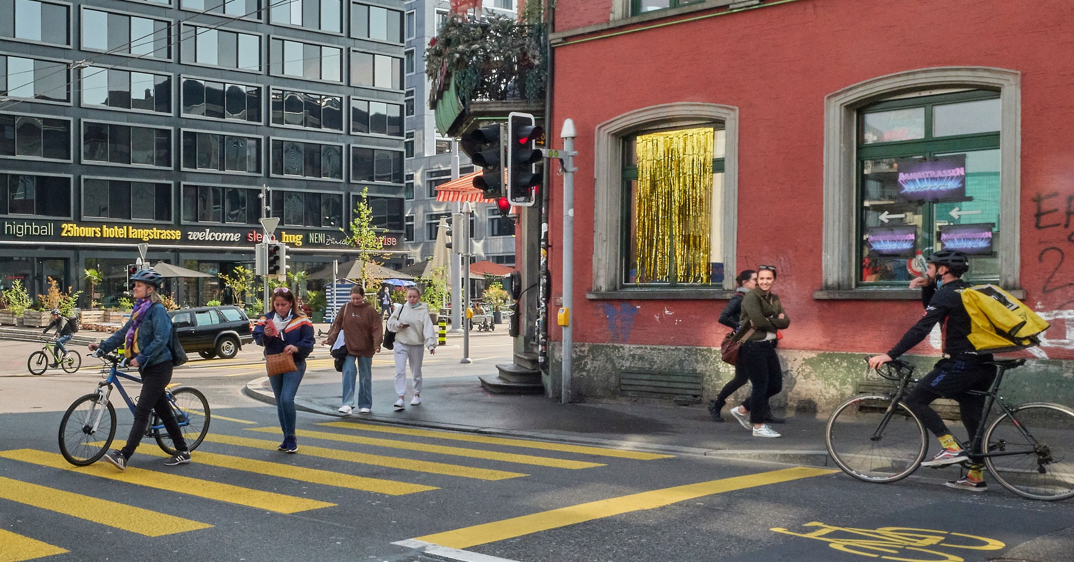 Langstrasse mit Zufussgehenden und Velofahrenden