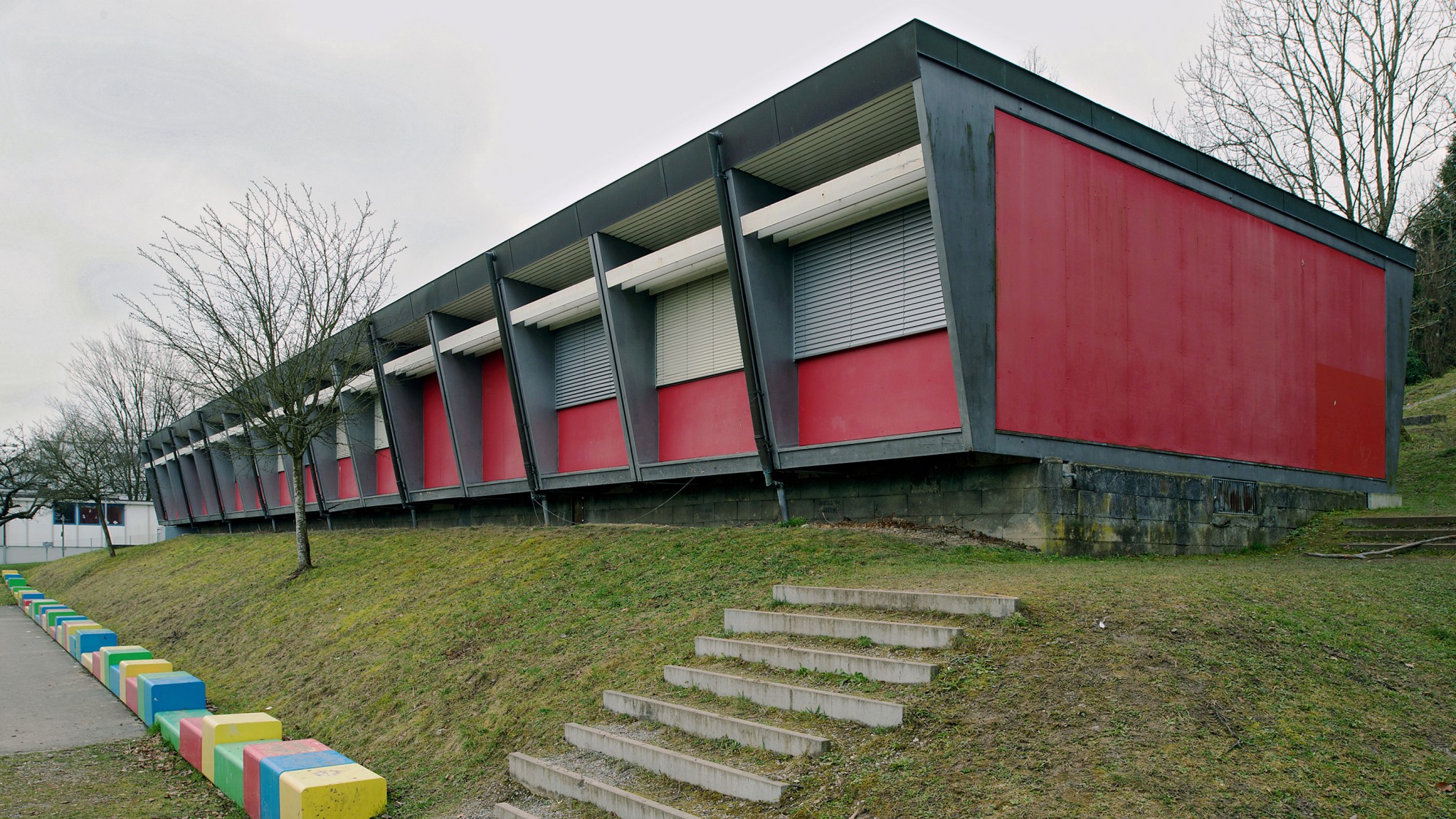 Blick auf den Variel-Schulpavillon am Rebenweg