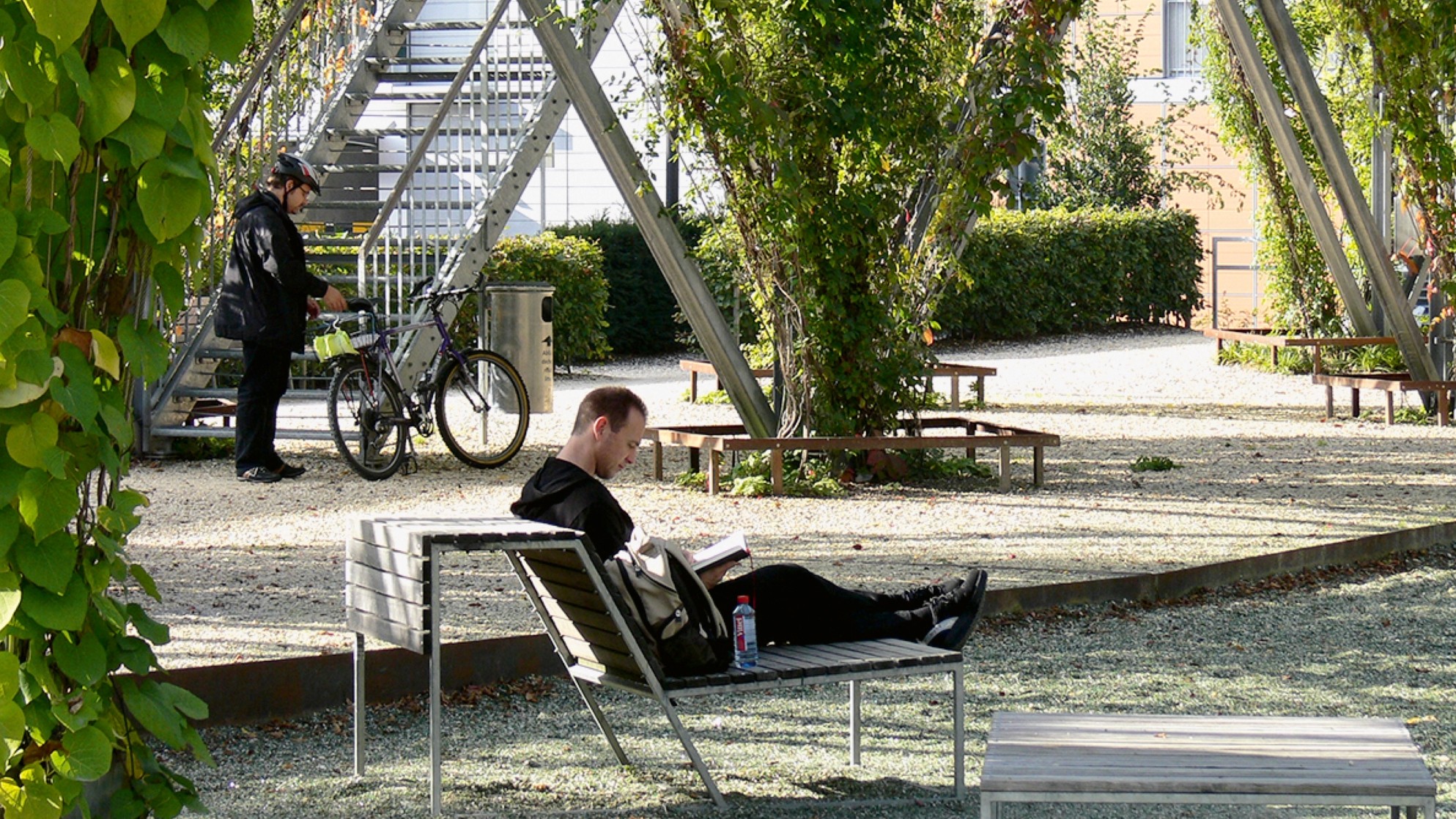 Menschen erholen sich im MFO-Park in Zürich.