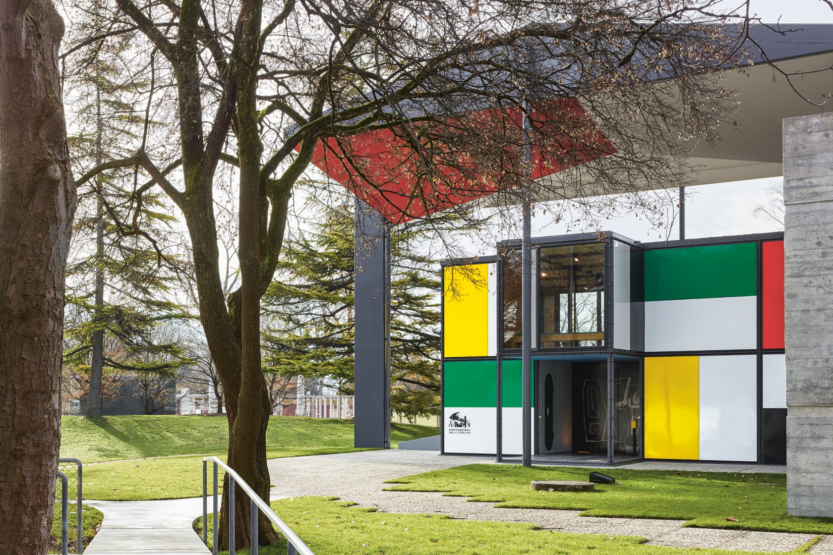 Das Foto wirft einen Blick auf den neuen Steg zum Atelier Haller mit der Verbindung von Pavillon und See.