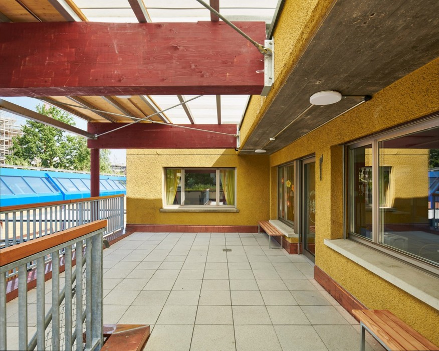 Blick auf den Eingangsbereich 1. Obergeschoss mit wiederverwendeter Holzpergola