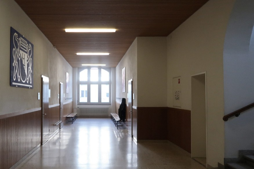 Blick in den Korridor vor der Instandsetzung.