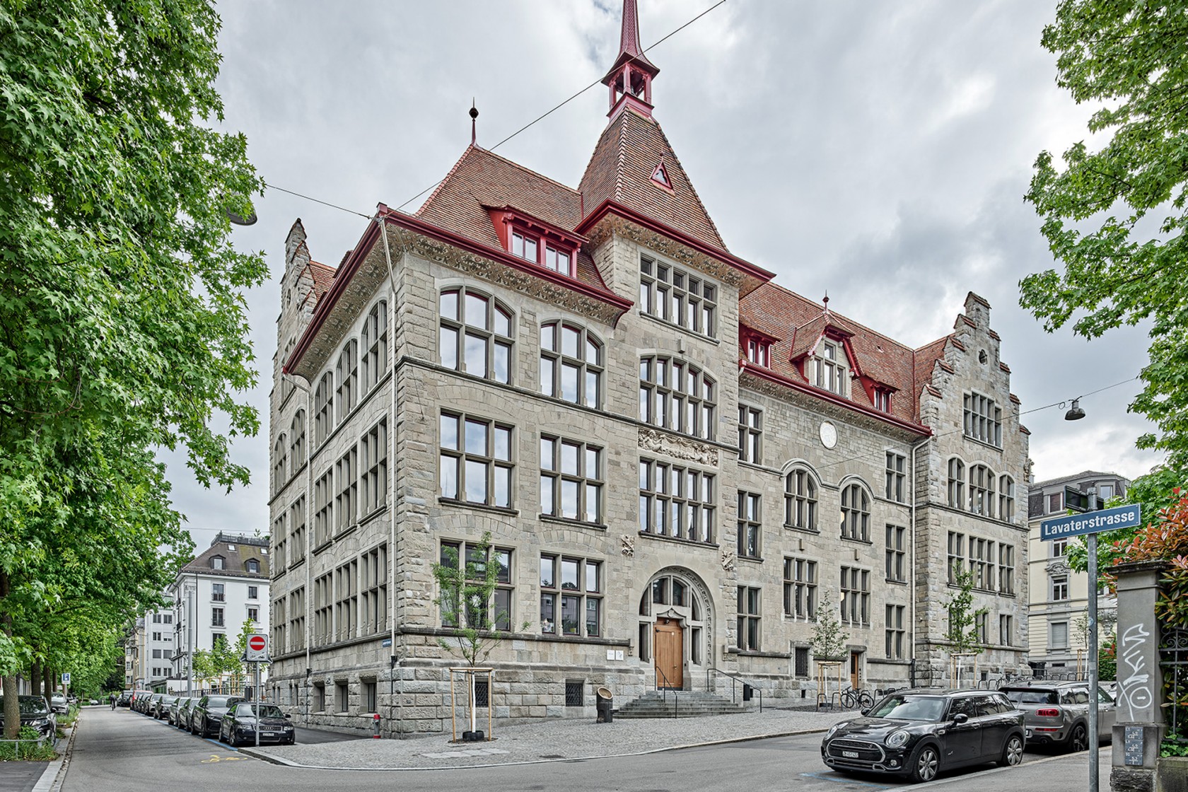 Aussenansicht auf das historische Schulhaus.