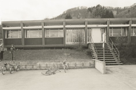 Archivaufnahme mit Blick auf den Pavillon Rebenweg beim Schulhaus Falletsche.