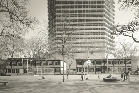 Archivaufnahme mit Blick auf den «Züri Modular»-Pavillon beim Schulhaus Kornhaus.
